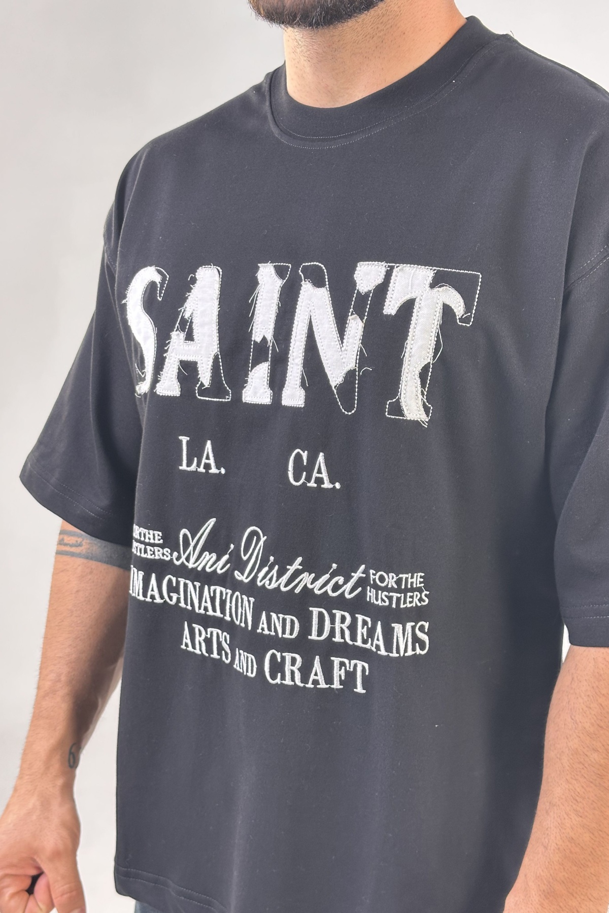 تیشرت مشکی گلدوزی SAINT دونخ (10468)